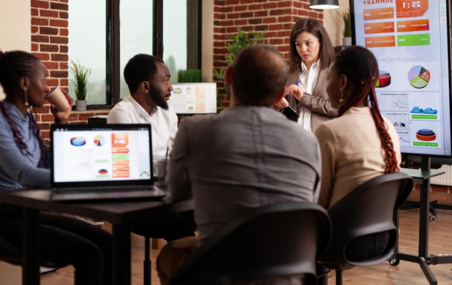 Espace de travail organisé avec système de classement numérique